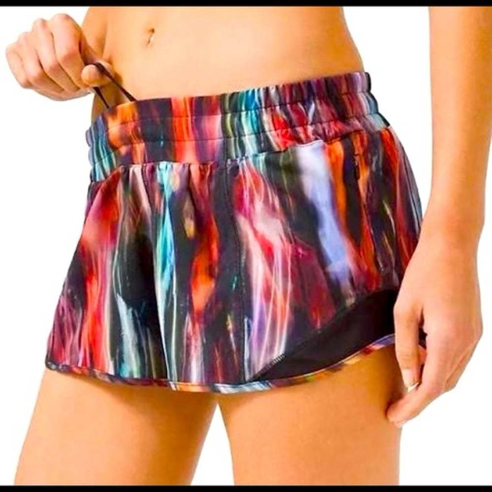 Lululemon Hotty Hot Shorts 2.5” | Multi-Color Abstract | Size‎ 6